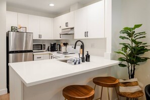 Microwave, oven, coffee/tea maker, dining tables - Lake Placid Gem - So Close to Creekside Gondola (Whistler)