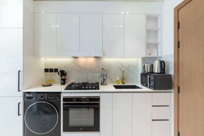 Kühlschrank, Mikrowelle, Ofen, Herdplatte