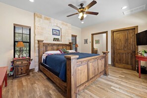 4 bedrooms, free WiFi - El Ranchito (Golf Included): 4  BR, 4.5  BA House in Concan, Sleeps 20 (Concan)