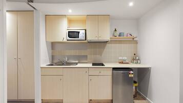 Fridge, microwave, stovetop