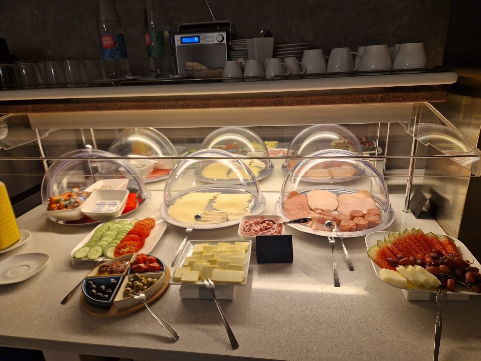 每日供应自助式早餐（每人 EUR 15）