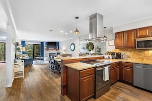 Fridge, microwave, oven, stovetop - Blue Royale Retreat - Condo for 6 (Branson)