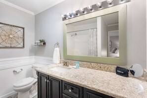 Douche, séchoir à cheveux, serviettes fournies