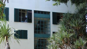 Un bâtiment doté de nombreuses fenêtres et d’une entrée centrale.