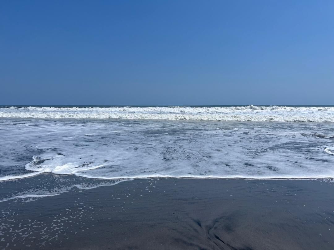 Perto da praia, espreguiçadeiras 