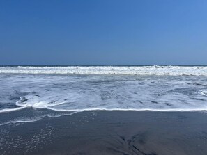 Une plage où les vagues se brisent près du rivage.