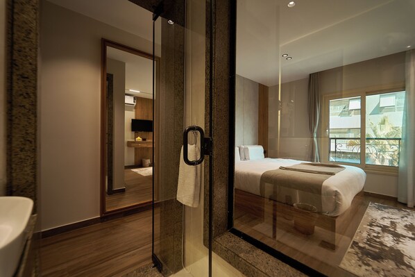 Deluxe Double Room, Mountain View | In-room safe, free WiFi