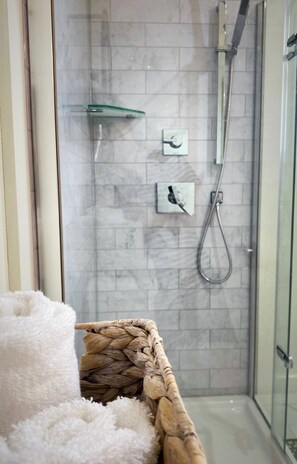 Haartrockner, Handtücher, Seife, Toilettenpapier