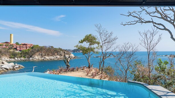 A clear blue pool with a view of the sea and rocky coastline. - Stylish Escape | Private Plunge Pool | Oceanviews (Huatulco)
