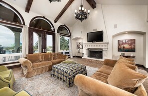 Smart TV, fireplace, ping pong, books