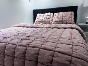 2 slaapkamers, een bureau, een strijkplank/strijkijzer, gratis wifi