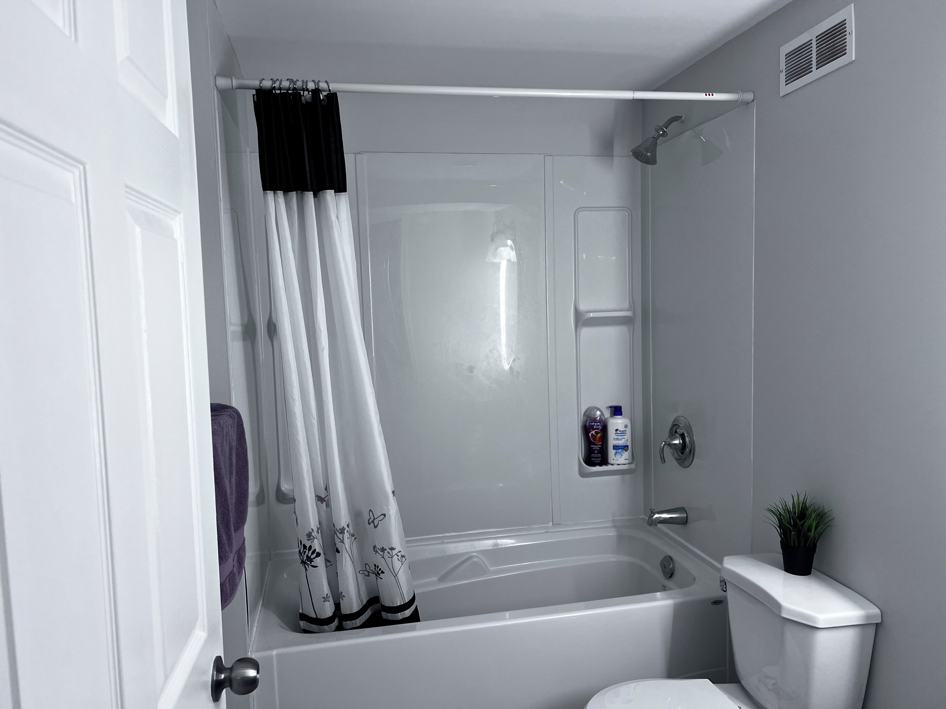 Sèche-cheveux, serviettes fournies, savon, shampoing