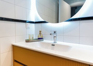 ヘアドライヤー、タオル、石鹸、トイレットペーパー