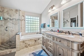 Shower, hair dryer, towels, soap - Mesa Desert Oasis • Pool • Grill (Mesa)