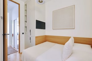 Apartment | 1 bedroom, laptop workspace, iron/ironing board, bed sheets