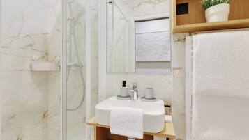 Appartement | Salle de bain | Sèche-cheveux, serviettes fournies, shampoing