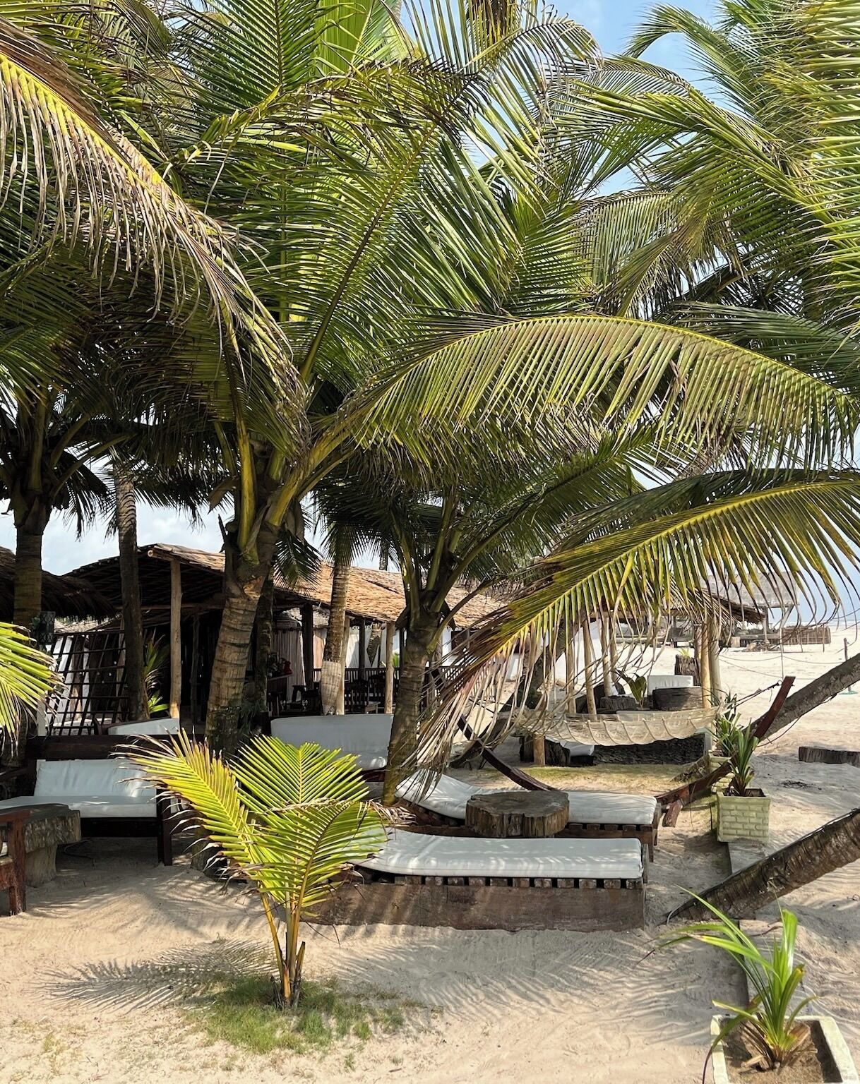 Praia particular, espreguiçadeiras, toalhas de praia 