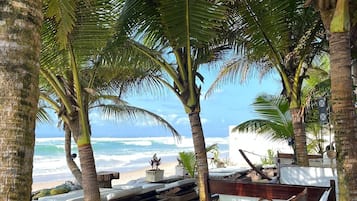 Praia particular, espreguiçadeiras, toalhas de praia