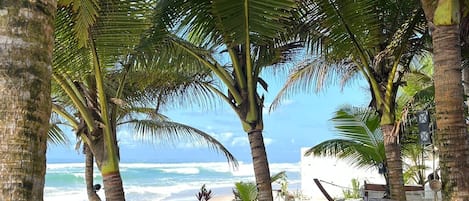 Aan een privéstrand, ligstoelen, strandlakens, massage op het strand