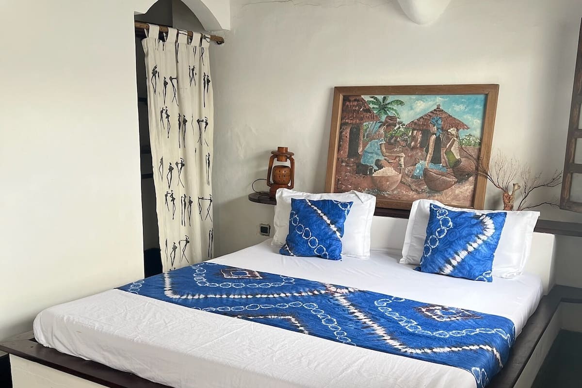 Quarto superior | Roupas de cama premium, cortinas blackout, ferros/tábuas de passar roupa