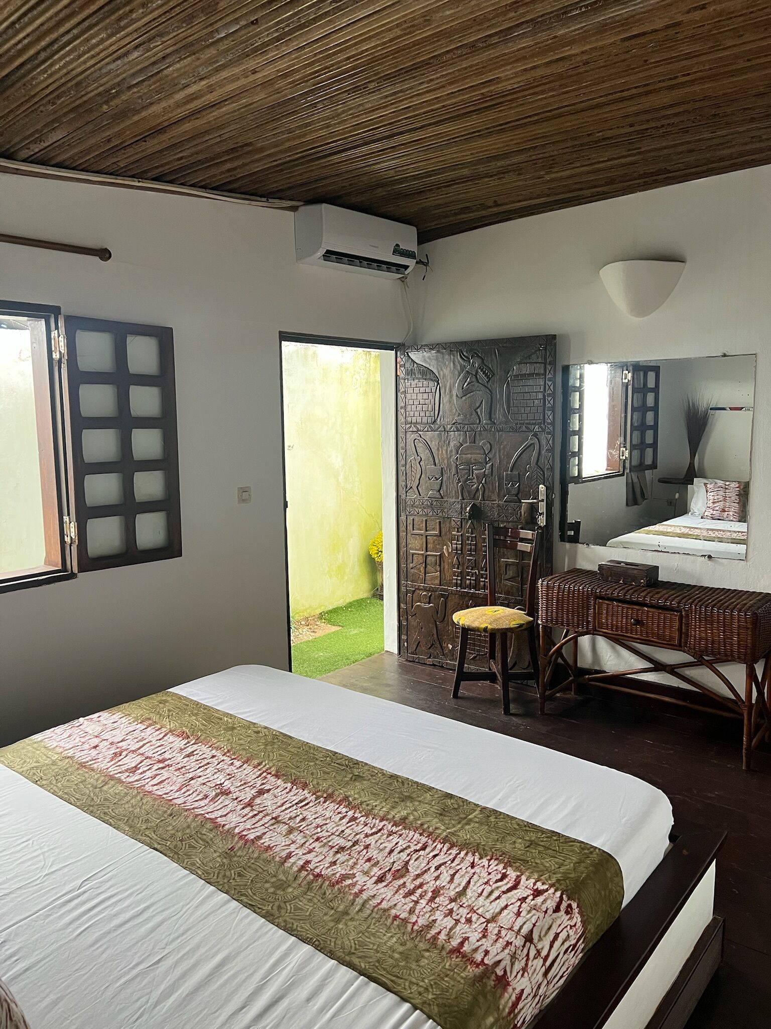 Quarto superior | Roupas de cama premium, cortinas blackout, ferros/tábuas de passar roupa