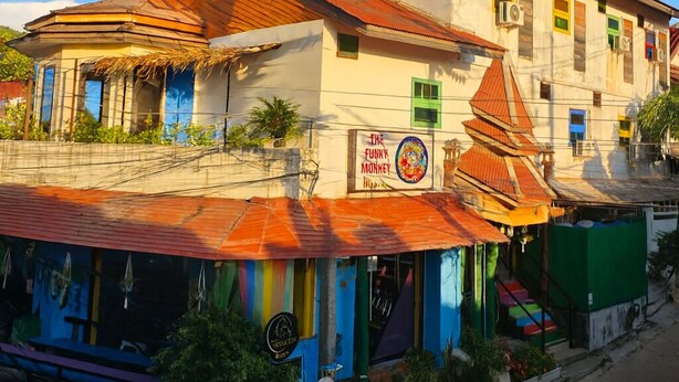 Unclassified image, 1 of 12, button - THE FUNKY MONKEY HOSTEL - 18 to 40 only  (Ko Pha-ngan)