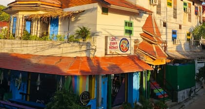 THE FUNKY MONKEY HOSTEL - 18 to 40 only