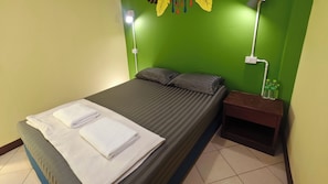 Free WiFi - THE FUNKY MONKEY HOSTEL - 18 to 40 only  (Ko Pha-ngan)