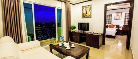Family Room, City View | Desk, free WiFi