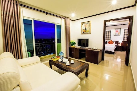 Family Room, City View | Desk, free WiFi