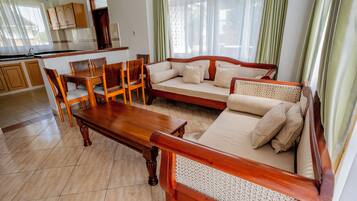 Deluxe Villa, Garden View | Living area