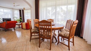 Basic Villa, Garden View | In-room dining