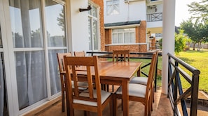 Vila básica, vista para o jardim | Terraço/pátio