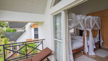 Deluxe villa, uitzicht op tuin | Een strijkplank/strijkijzer, gratis wifi