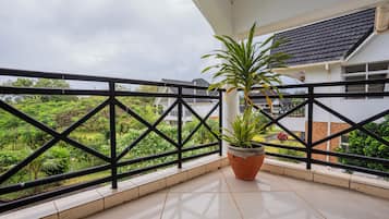 Vila luxo, vista para o jardim | Terraço/pátio