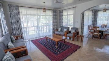 Vila luxo, vista para o jardim | Opções para refeição no quarto