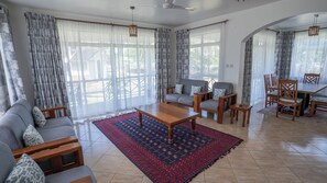 Villa Deluxe, vistas al jardín | Servicio de comidas en la habitación