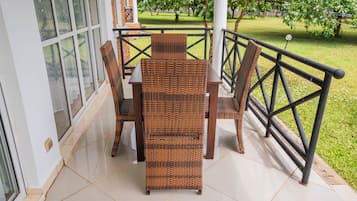 Villa Deluxe, vista al jardín | Terraza o patio