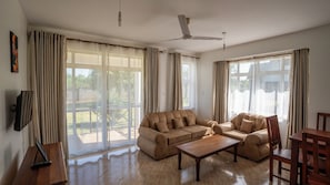 Vila básica, vista para o jardim | Área de estar