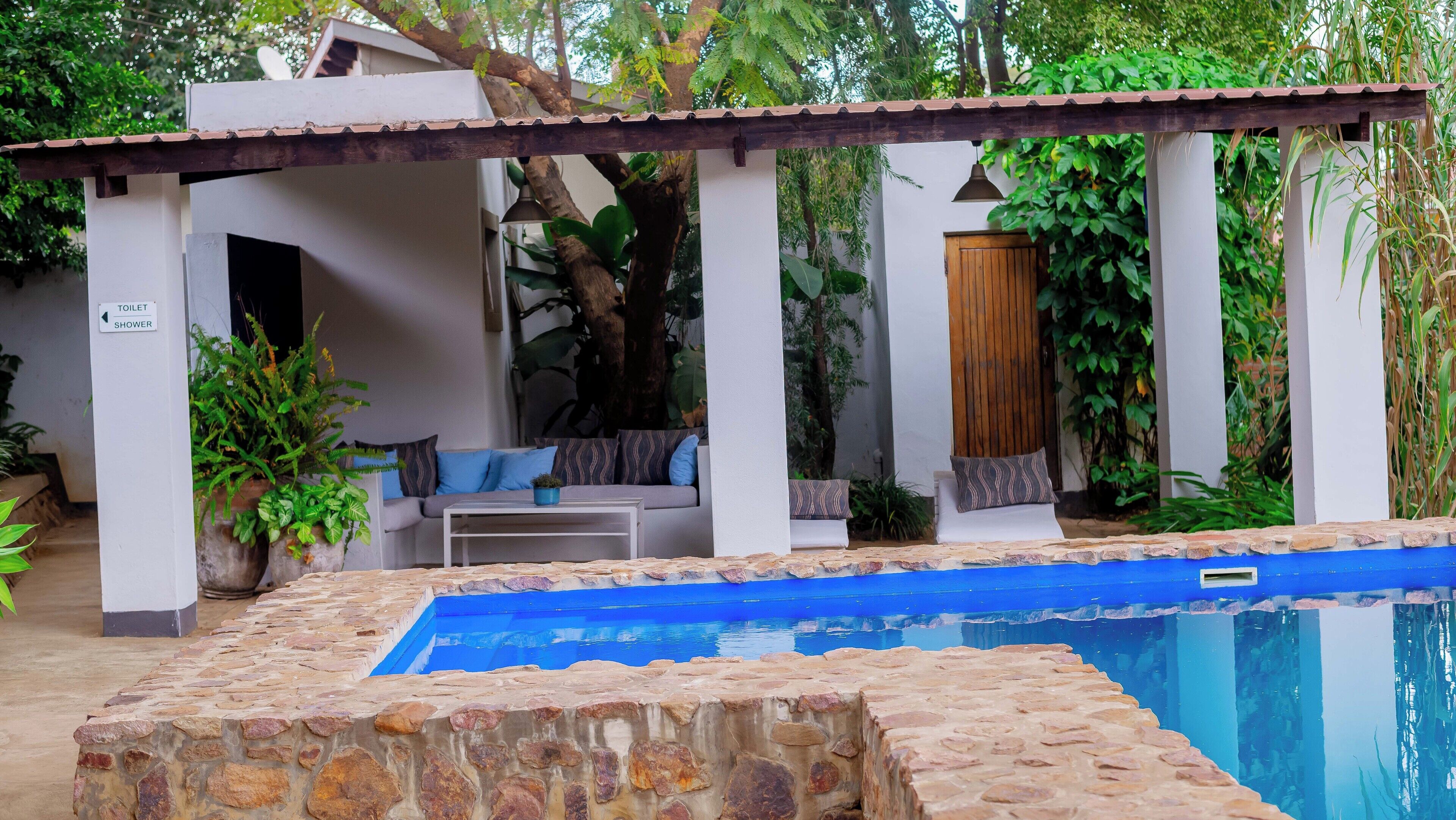 室外泳池；躺椅