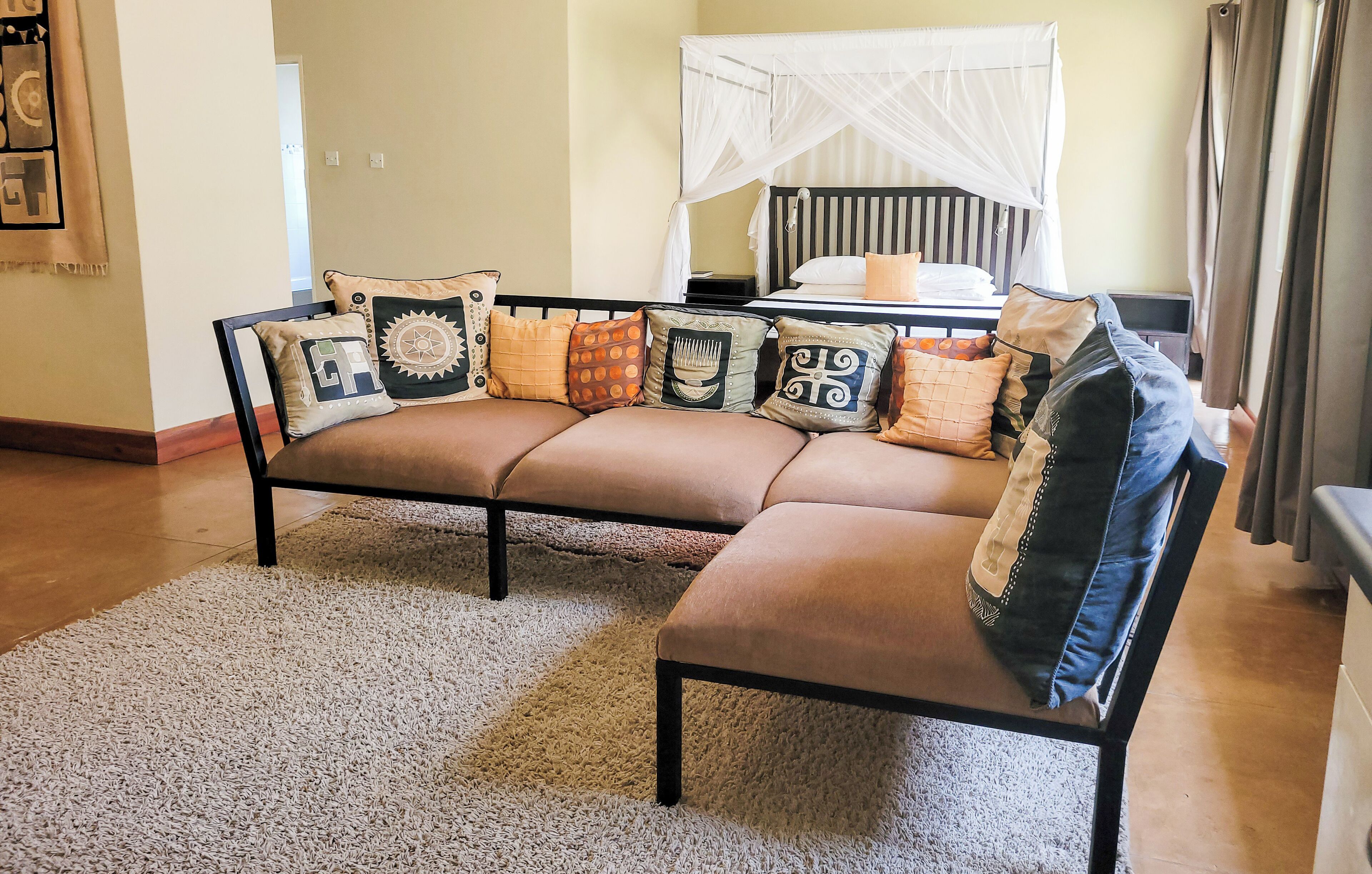 行政套房 | 客房内保险箱、办公桌、熨斗/熨衣板、免费 WiFi