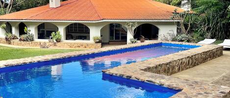 Piscina externa, espreguiçadeiras