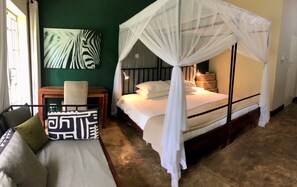 Quarto casal luxo | Cofres nos quartos, escrivaninha, ferros/tábuas de passar roupa