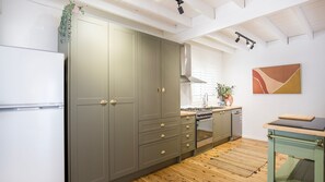 Fridge, microwave, oven, stovetop - Wavesong on Watts - Pet Friendly with Spa (Callala Beach)