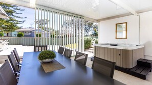 Outdoor dining - Wavesong on Watts - Pet Friendly with Spa (Callala Beach)