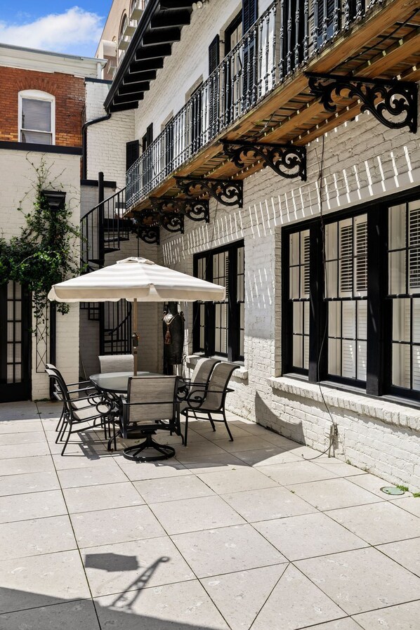 تناول الطعام بالخارج