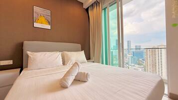 Värdeförvaringsskåp på rummet, skrivbord och arbetsyta för laptop