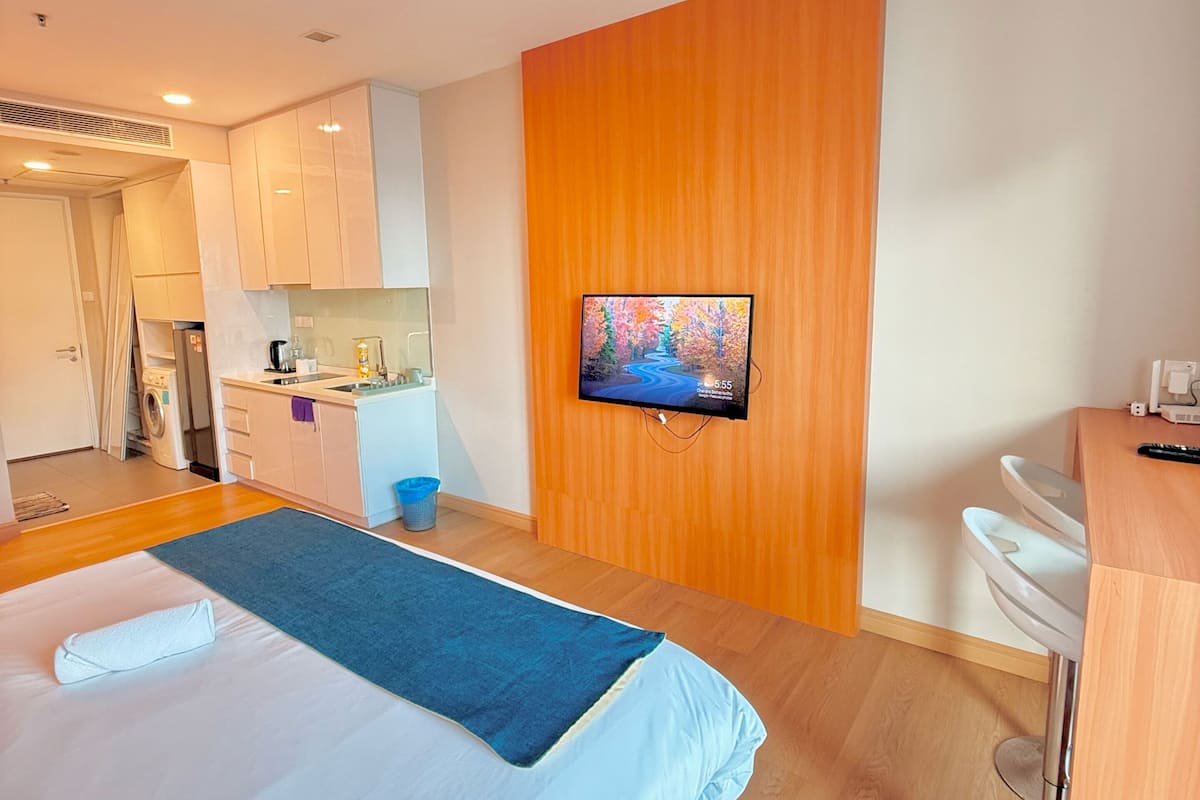 ห้องสตูดิโอสวีท, ระเบียง, วิวเมือง | ตู้นิรภัยในห้องพัก, โต๊ะทำงาน, พื้นที่ทำงานแบบใช้แล็ปท็อป