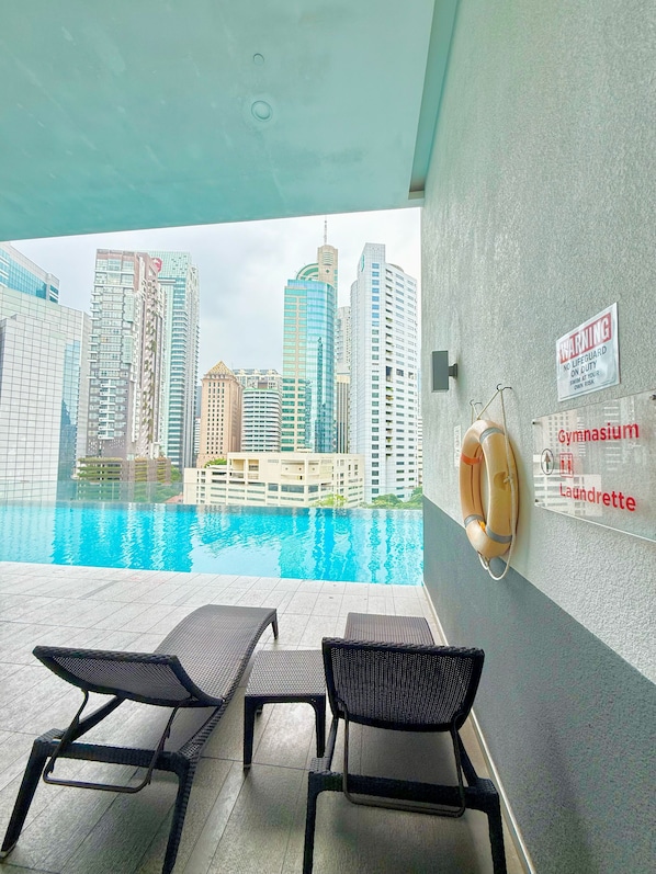 Una piscina techada, una piscina al aire libre