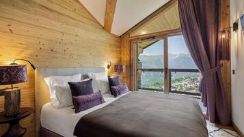 4 bedrooms, desk, iron/ironing board, WiFi